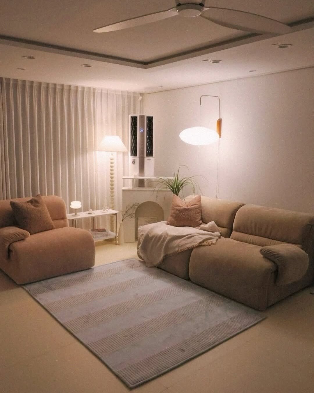 Photo by 🛋️ 썸앤데코 OFFICIAL on September 25, 2025. May be an image of lighting, lamp, sofa, chaise lounge, armchair, indoors, bedroom, living room and text.