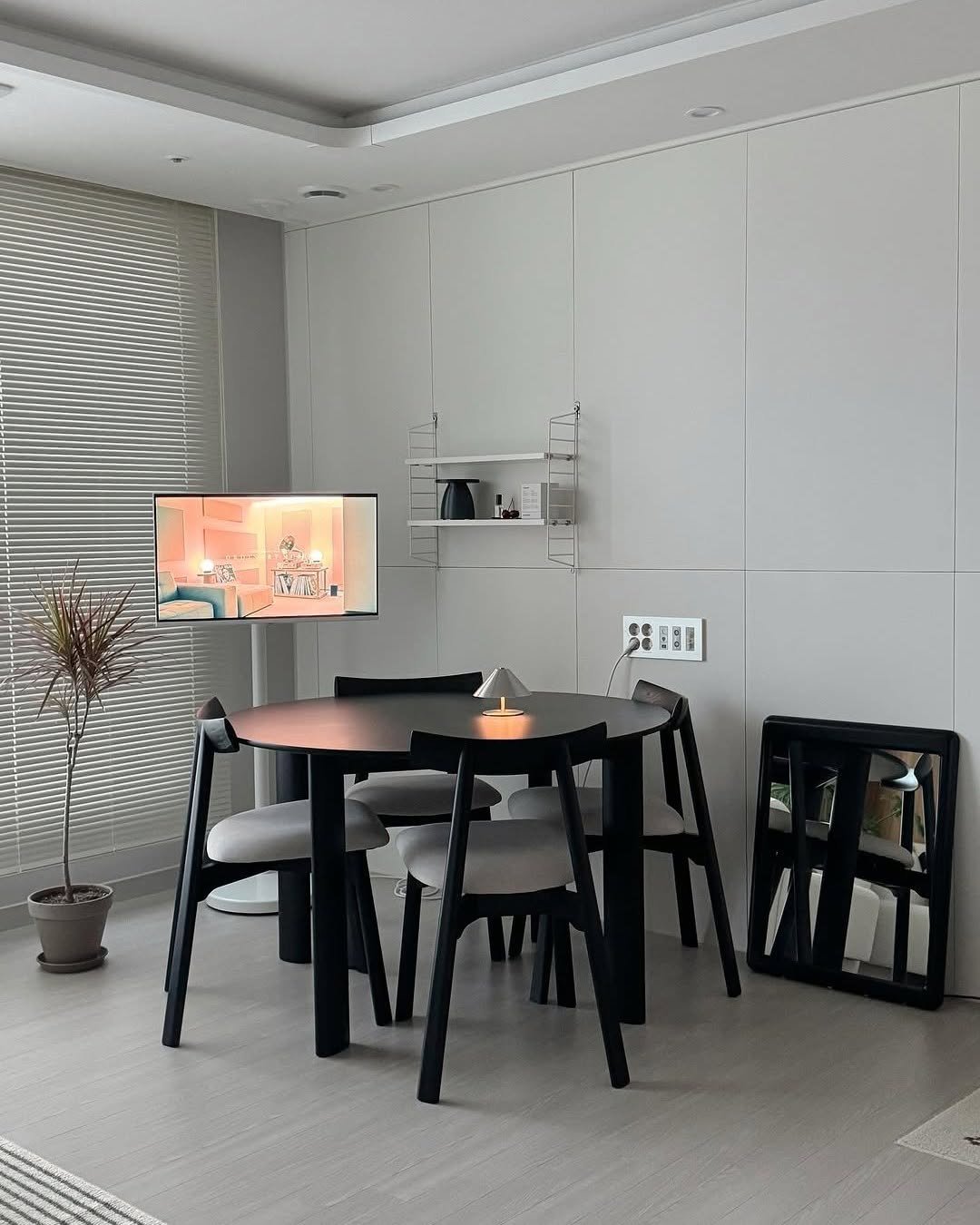 Photo by 🛋️ 썸앤데코 OFFICIAL on August 14, 2025. May be an image of dining table, sliding door, indoors, kitchen and text.