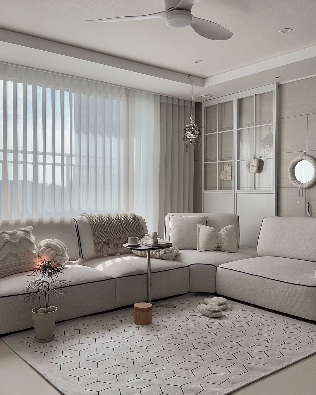 Photo by 🛋️ 썸앤데코 OFFICIAL on August 15, 2025. May be an image of sofa, chaise lounge, armchair, living room, indoors, bedroom and text.