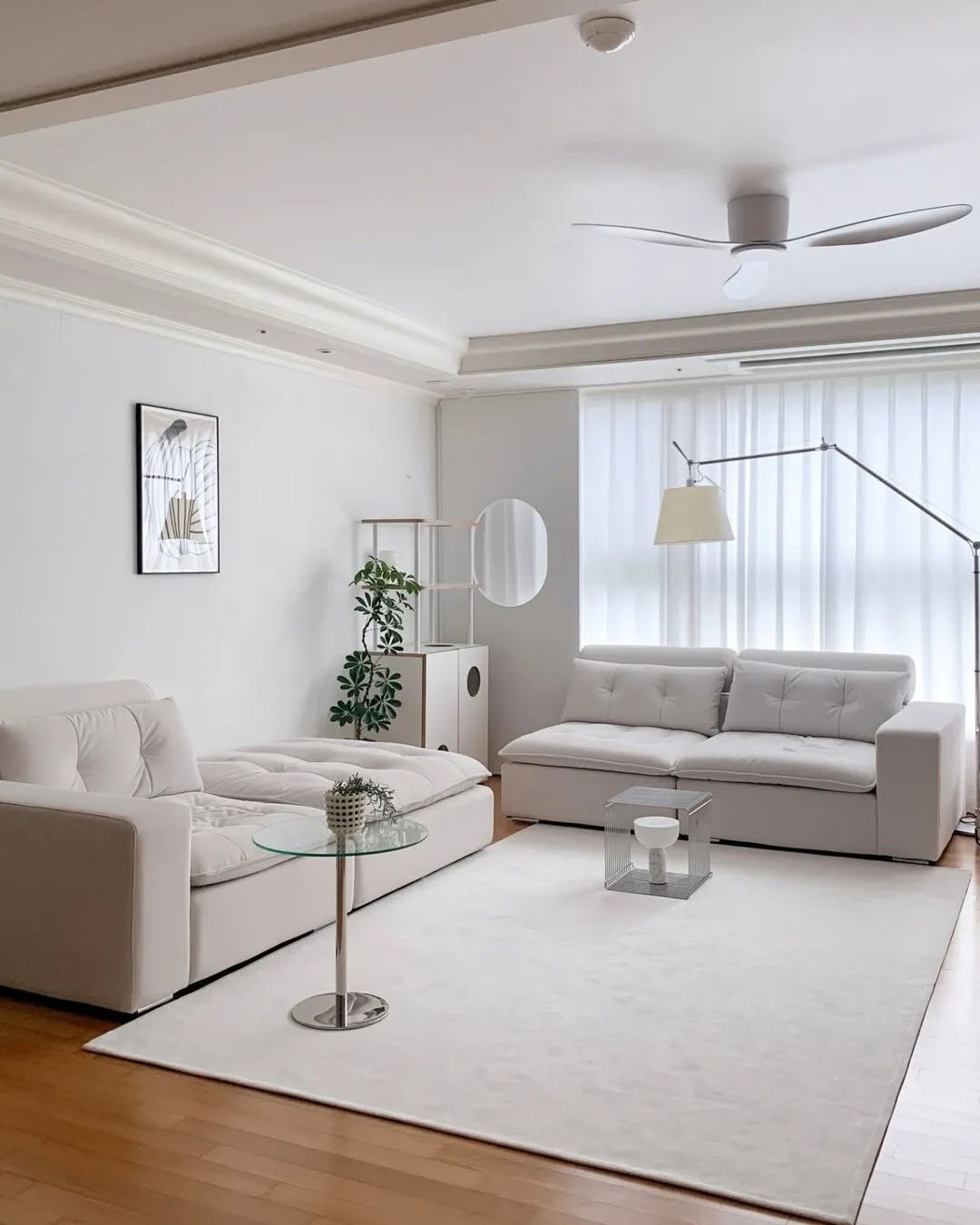 Photo by 🛋️ 썸앤데코 OFFICIAL on August 14, 2025. May be an image of lighting, chaise lounge, sofa, living room, indoors and text.