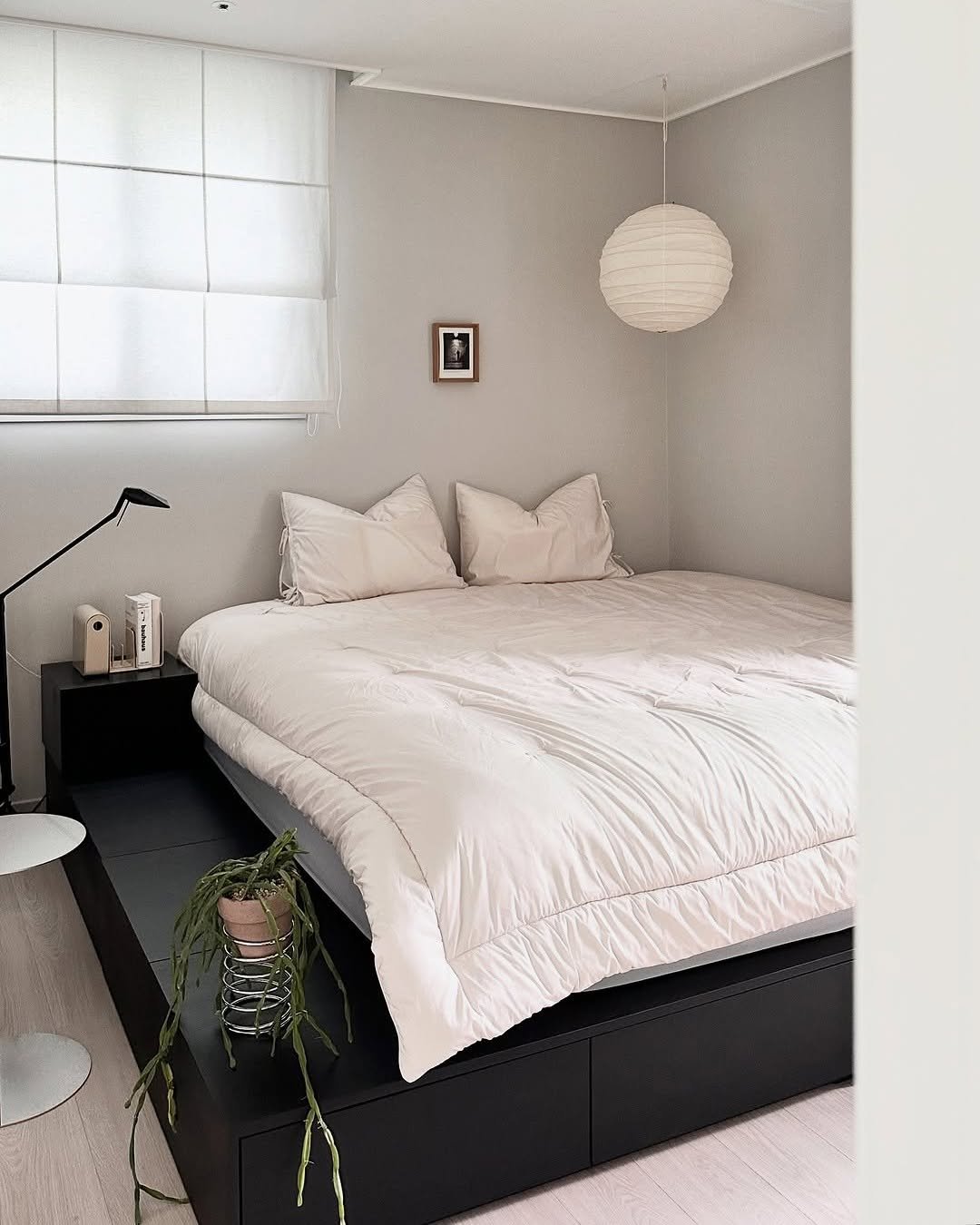 Photo by 🛋️ 썸앤데코 OFFICIAL on November 08, 2025. May be an image of bed, headboard, mattress, indoors, bedroom and text.