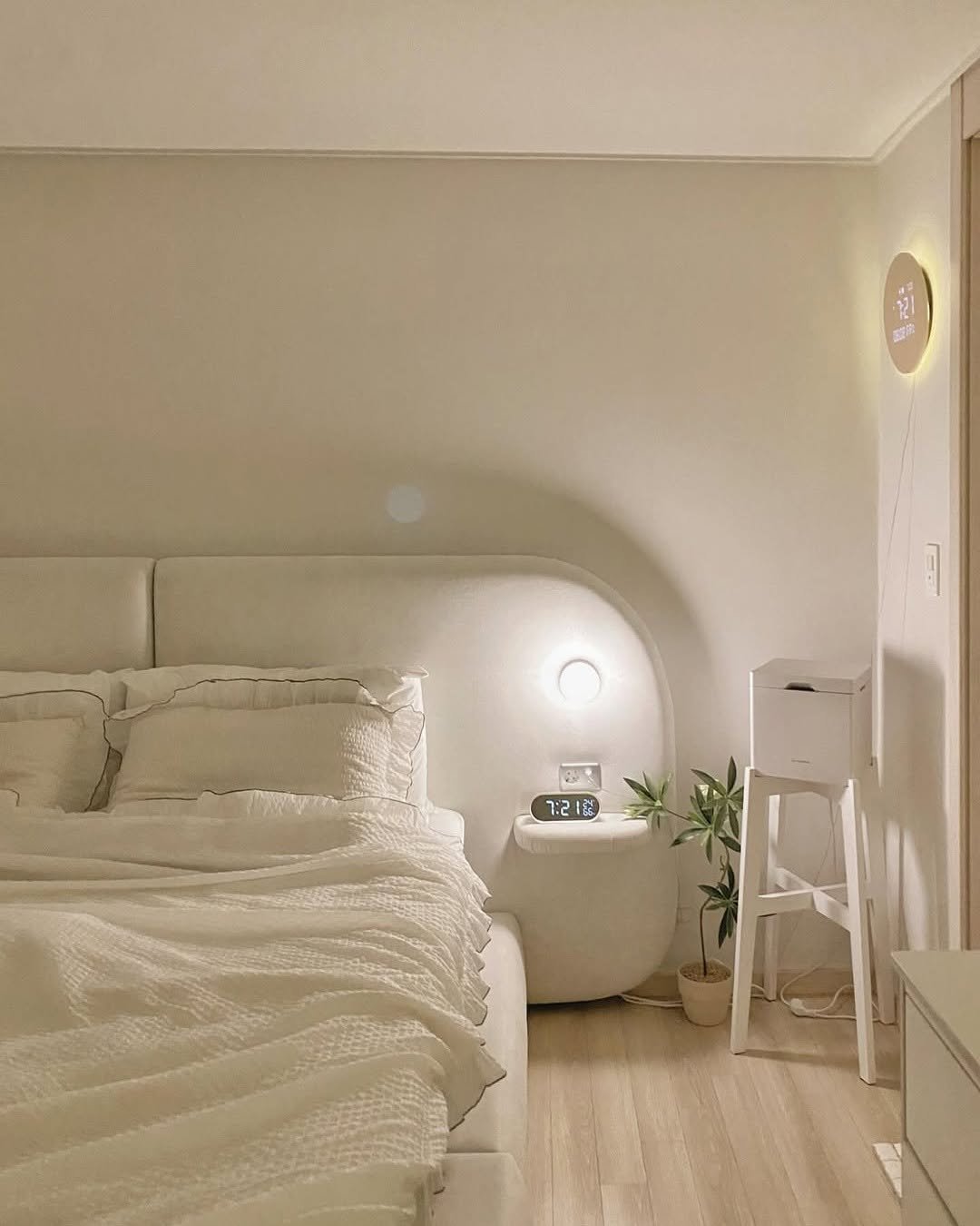 Photo by 🛋️ 썸앤데코 OFFICIAL on August 16, 2025. May be an image of bed, chaise lounge, headboard, mattress, indoors, bedroom and text.