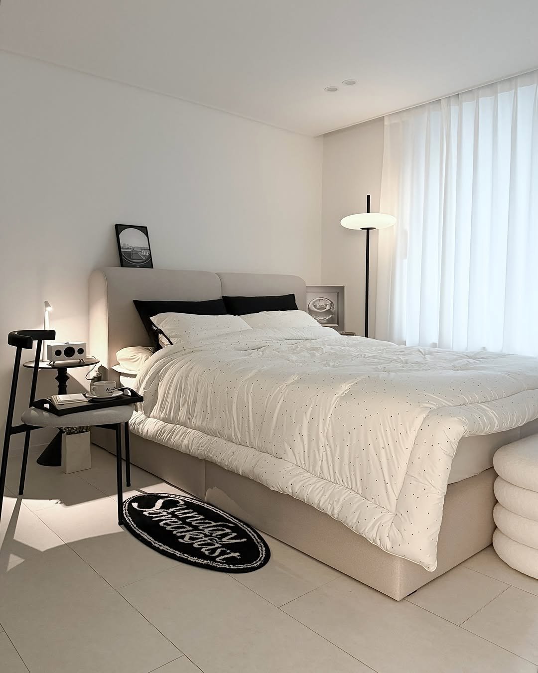 Photo by 🛋️ 썸앤데코 OFFICIAL on December 26, 2025. May be an image of lighting, chaise lounge, bed, lamp, headboard, mattress, indoors, bedroom and text.