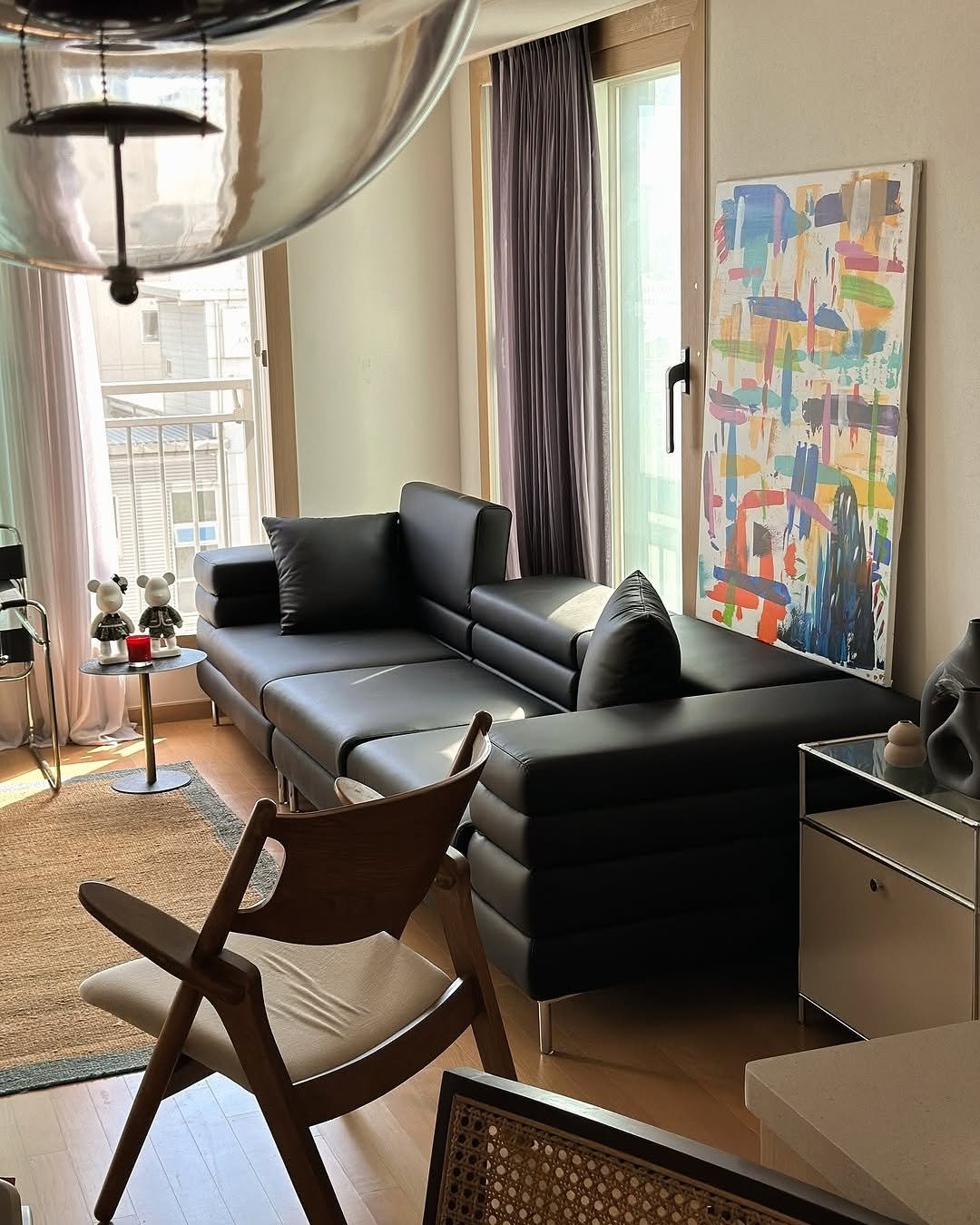 Photo by 🛋️ 썸앤데코 OFFICIAL on October 01, 2025. May be an image of armchair, sofa, chaise lounge, living room, indoors and text.