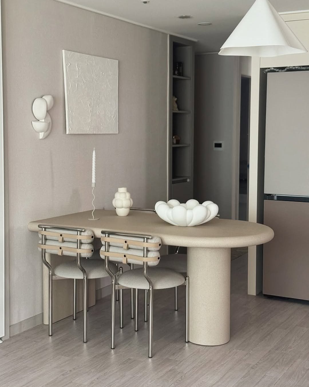 Photo by 🛋️ 썸앤데코 OFFICIAL on September 26, 2025. May be an image of table, lighting, kitchen table, armchair, dining table, indoors and text.