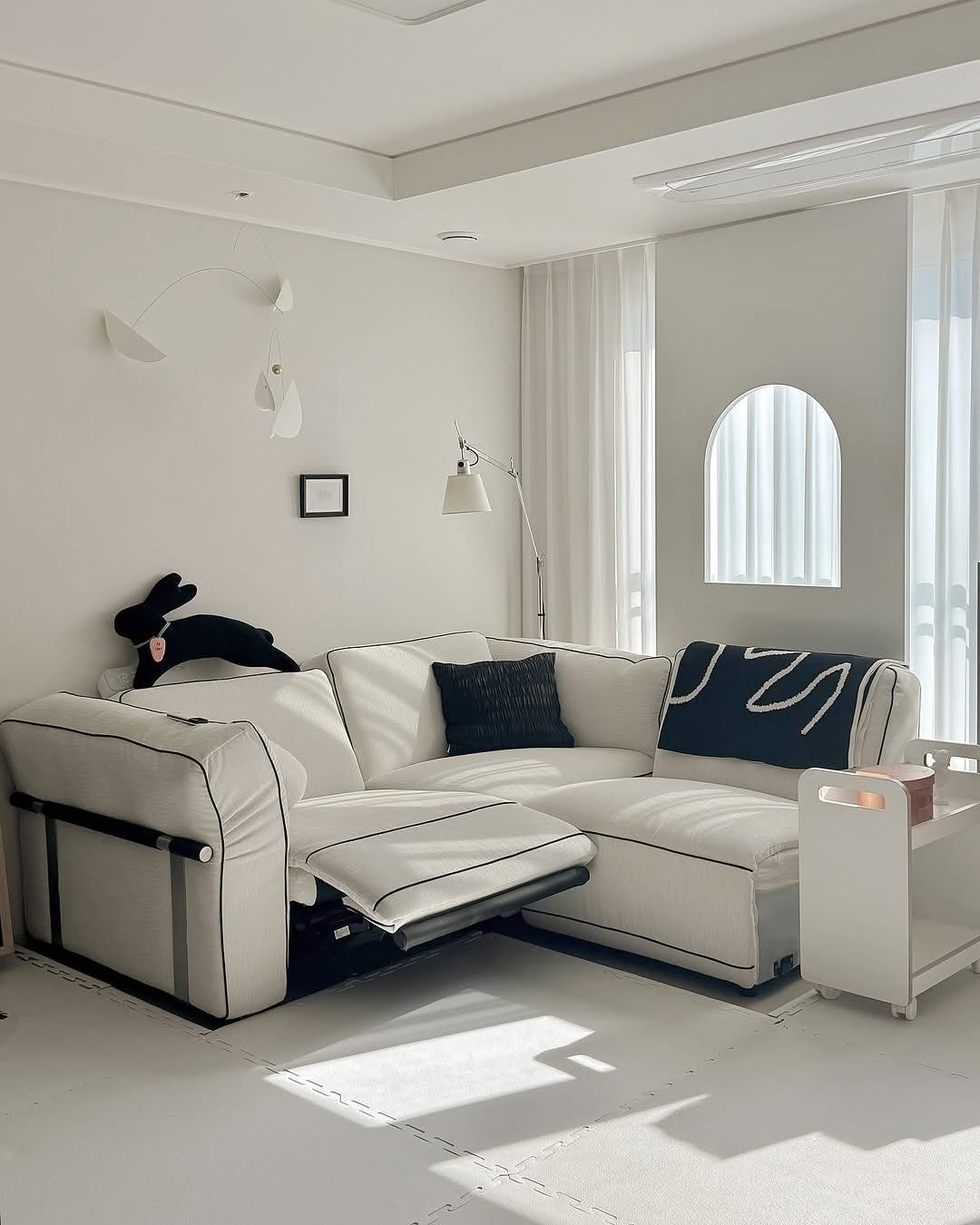 Photo by 🛋️ 썸앤데코 OFFICIAL on February 13, 2026. May be an image of sofa, chaise lounge, armchair, living room, indoors and text.