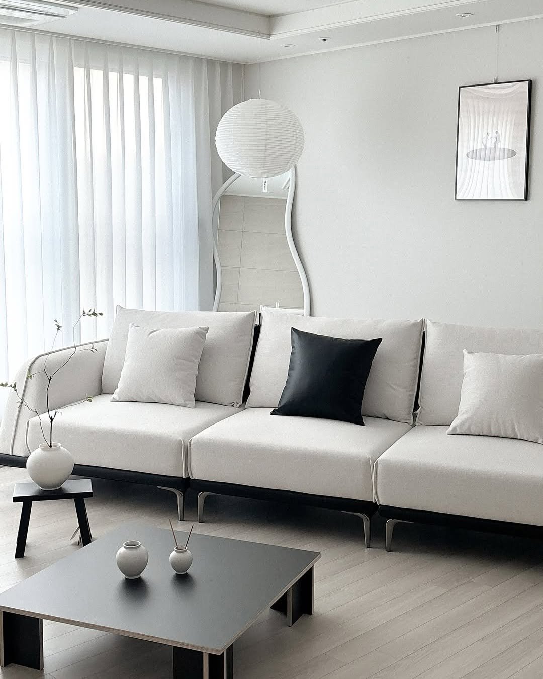 Photo by 🛋️ 썸앤데코 OFFICIAL on November 11, 2025. May be an image of lighting, sofa, armchair, carpet, living room, indoors and text.