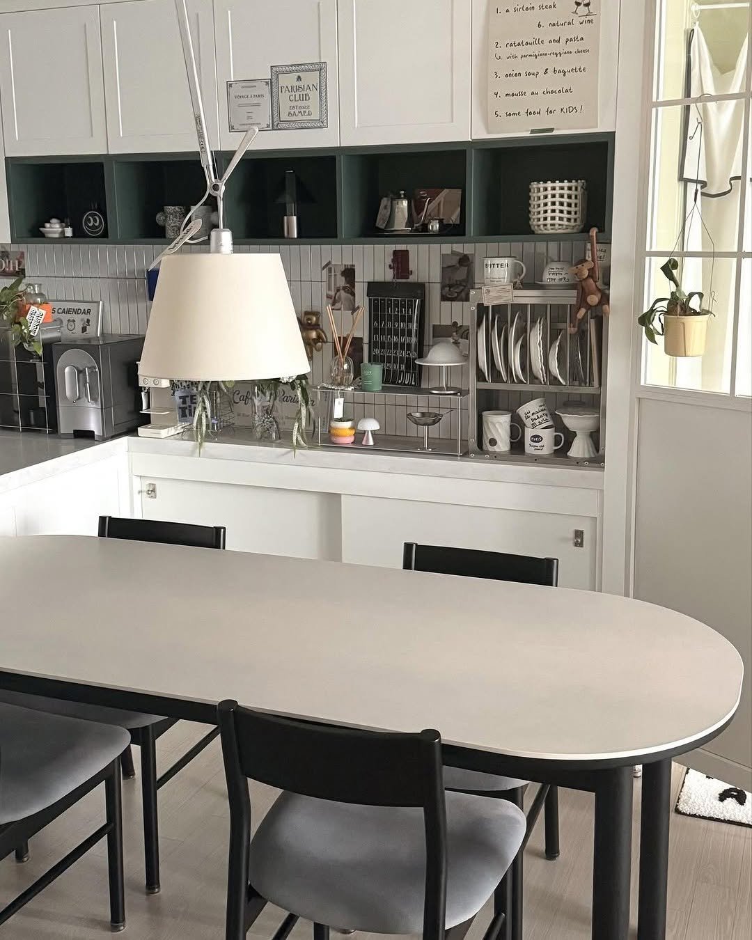 Photo by 🛋️ 썸앤데코 OFFICIAL on August 15, 2025. May be an image of table, plate rack, dining table, desk, kitchen table, indoors, kitchen and text.