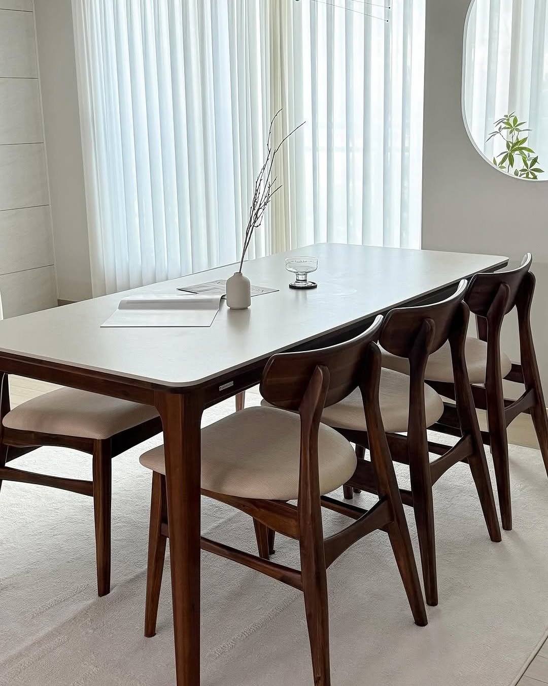 Photo by 🛋️ 썸앤데코 OFFICIAL on September 30, 2025. May be an image of table, curtains, kitchen table, armchair, dining table, indoors and text.