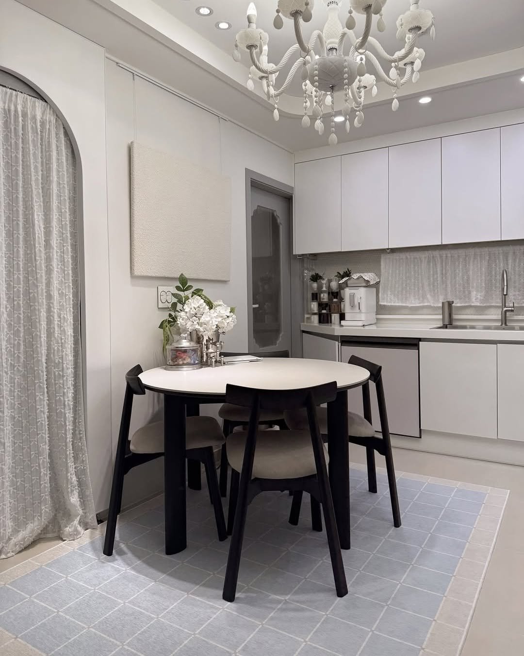 Photo by 🛋️ 썸앤데코 OFFICIAL on August 17, 2025. May be an image of table, chandelier, dining table, kitchen table, indoors and text.