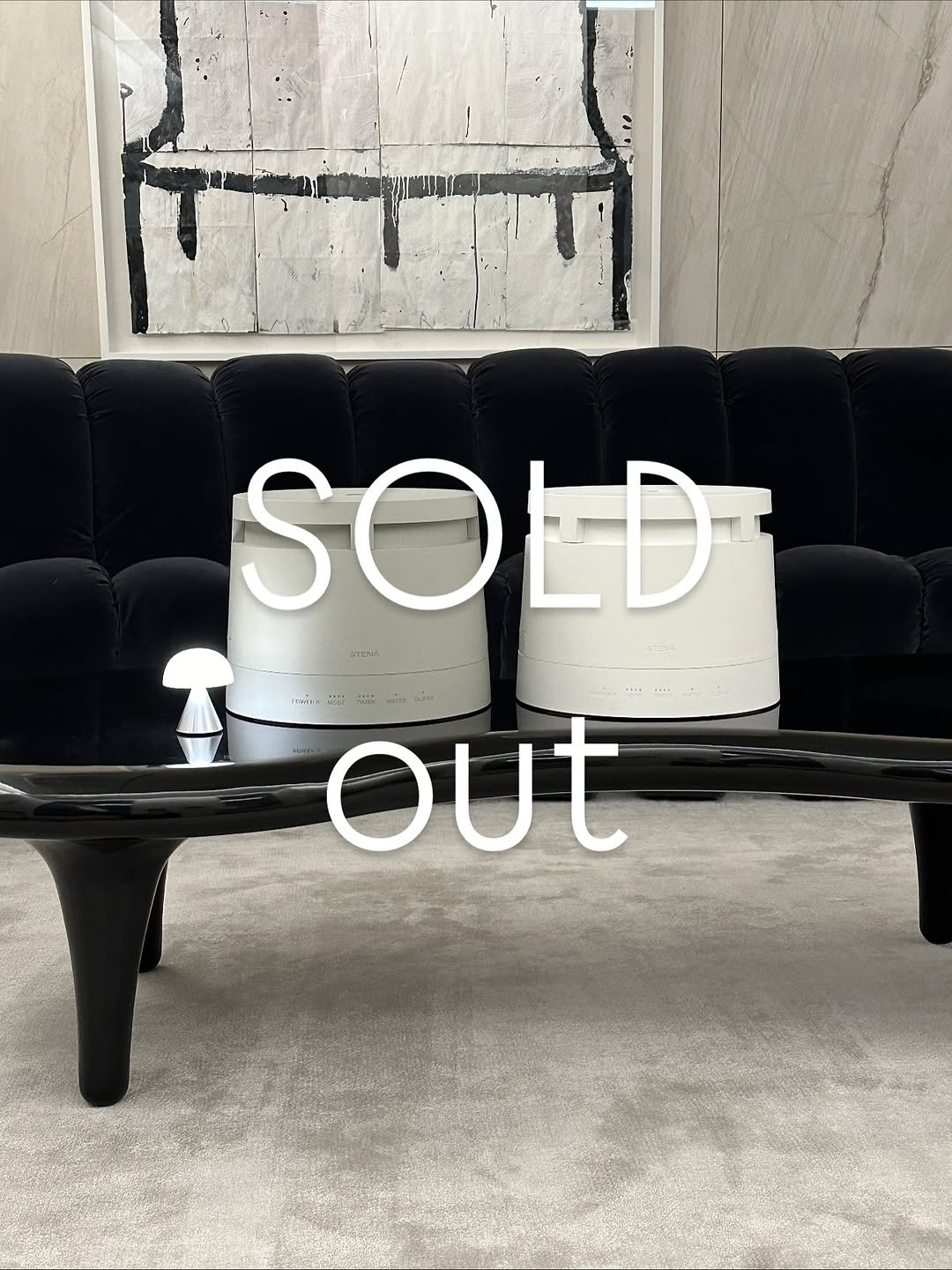 Photo by 쏜언니 | 손현아 on November 04, 2025. May be an image of armchair, sofa, ottoman, carpet, indoors, living room and text.