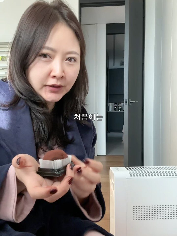 sson__s 게시물 이미지: 올 겨울 유행하는 립컬러가 이거라면서요🤭 손에 지문처럼 남아 있음 ㅋㅋ 유행하는거...