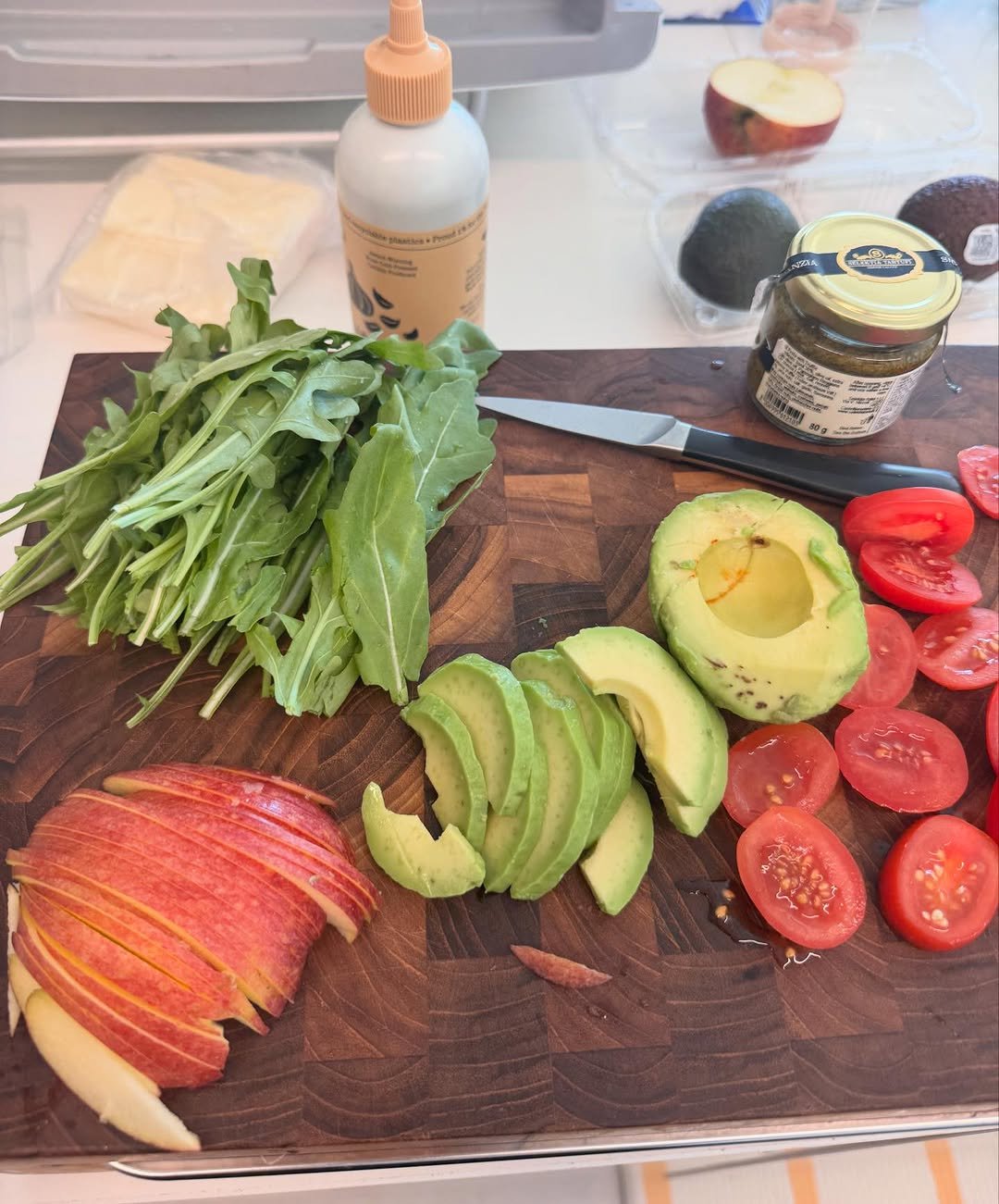 Photo by 소이현😘 on November 27, 2025. May be an image of apple, tomato, avocado and text.