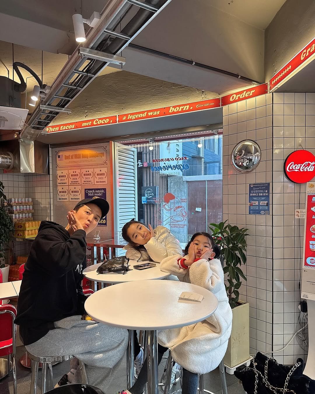 Photo by 소이현😘 on November 14, 2025. May be an image of one or more people, duffle coat and text.