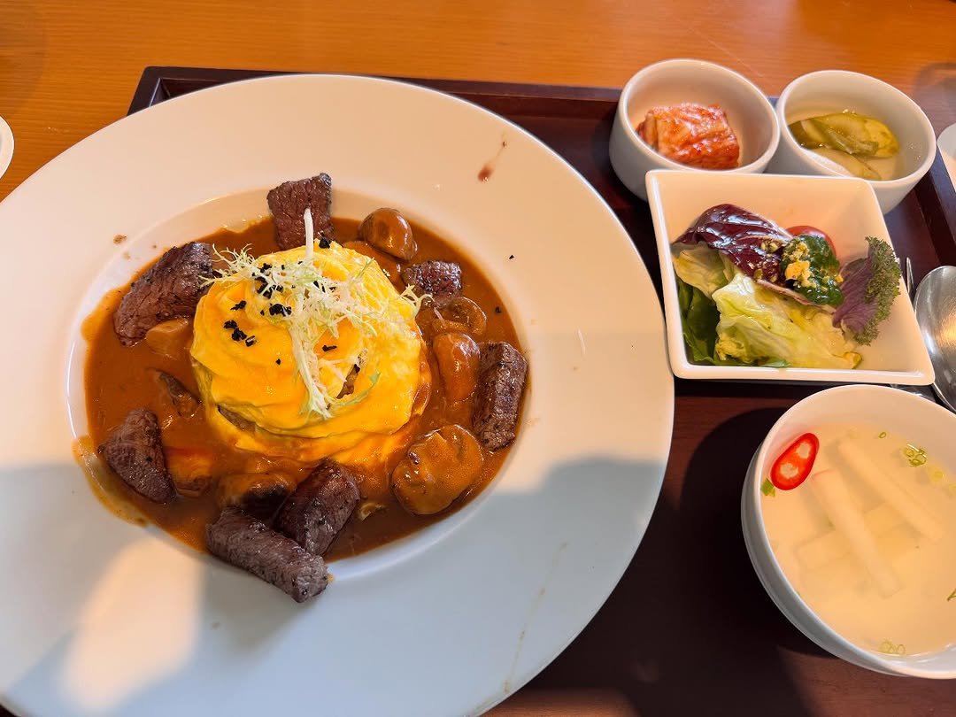 Photo by 소이현😘 on November 13, 2025. May be an image of poached egg, steak and text.