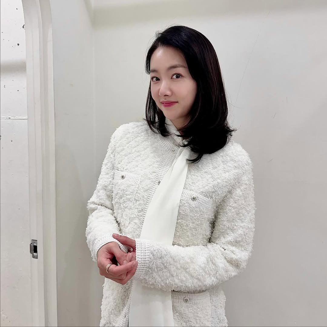 Photo by 소이현😘 on November 10, 2025. May be an image of overcoat, duffle coat, sable coat, goosedown coat, blazer, cardigan, turtleneck, top, parka, jacket and text.