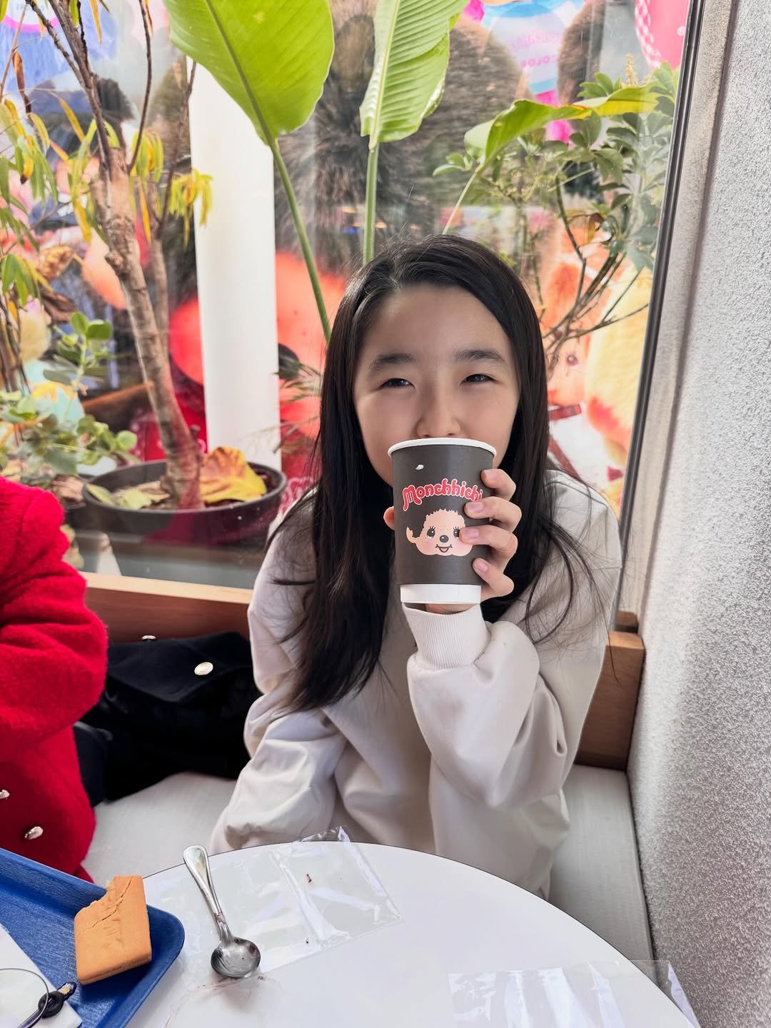 Photo by 소이현😘 on February 02, 2026. May be an image of drink, cup, cornflower and text.