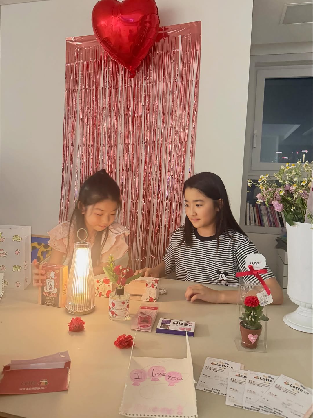 ssoyang84 게시물 이미지: 어젯밤~~~♥️
우리 꼬맹이들 서프라이즈~~~~

우린 그렇게 첫 용돈이란걸…받았당...