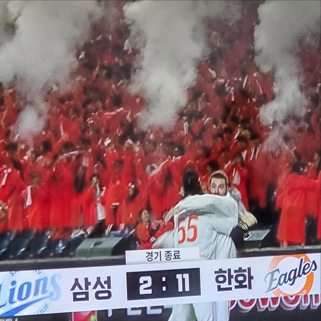 Photo by 소이현😘 on October 24, 2025. May be an image of soccer, scoreboard, crowd and stadium.