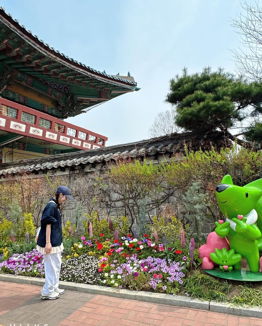 Photo by 소이현😘 on April 03, 2026. May be an image of wind chime, temple, Gyeongbokgung Palace and text.