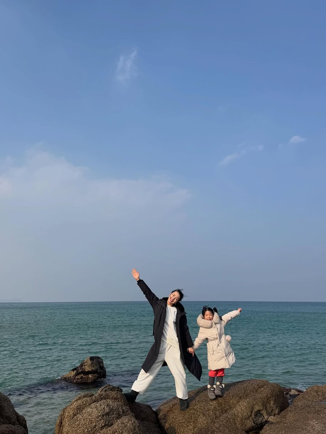 Photo by 소이현😘 on January 27, 2026. May be an image of duffle coat, kite, beach, ocean, Durdle Door and text.