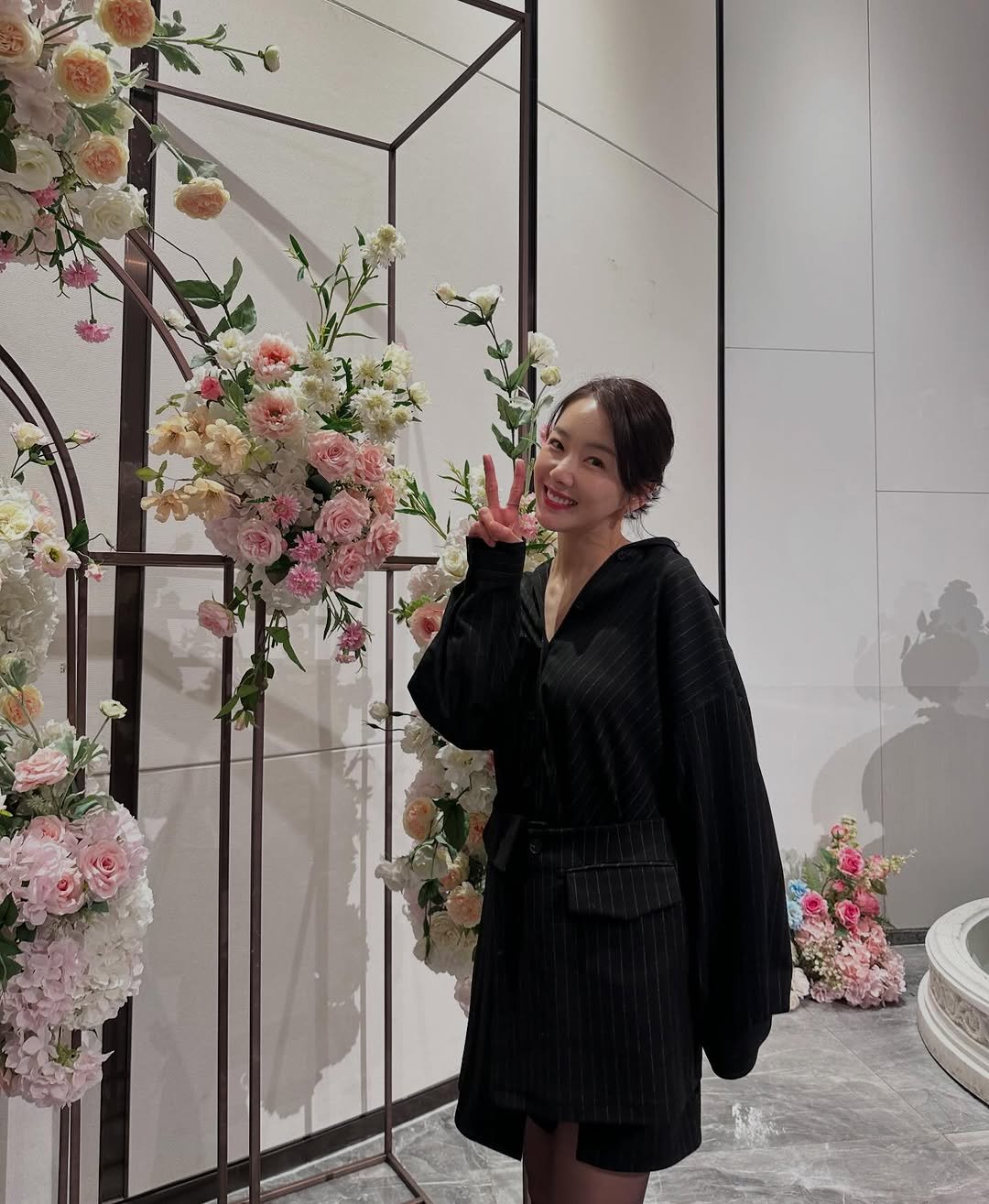 Photo by 소이현😘 on January 30, 2026. May be an image of overcoat, flower arrangement, prairie gentian, baby's-breath, white lily and text.