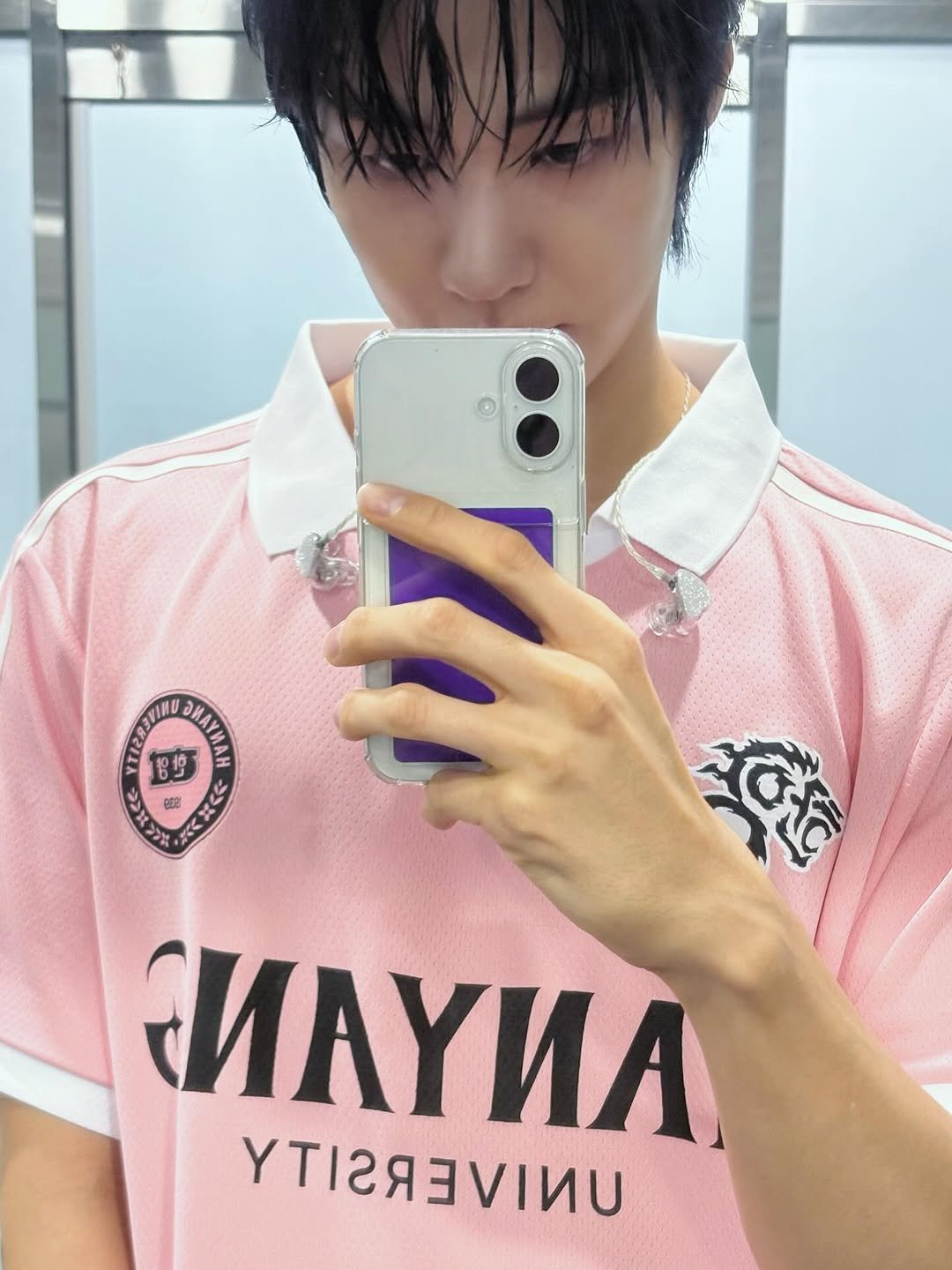 Photo by 이승협 on September 30, 2025. May be an image of one or more people, bangs, top and text.