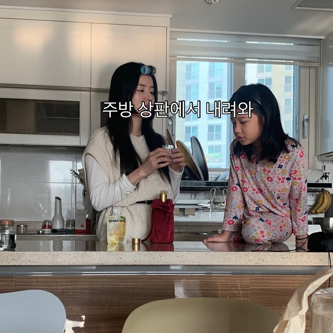 Photo by 썬플 (이미선) | 현실루틴 메이커 on February 11, 2026. May be an image of one or more people and text that says '주방 상판에서 내려와 greent'.