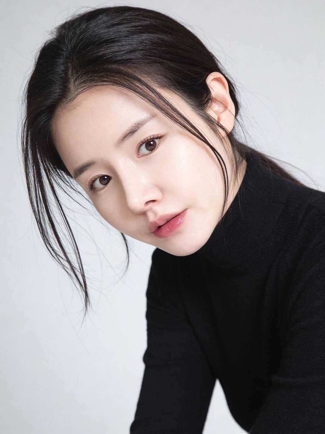 Photo by 썬플 (이미선) | 현실루틴 메이커 on February 15, 2026. May be an image of one or more people, hair, turtleneck and text.