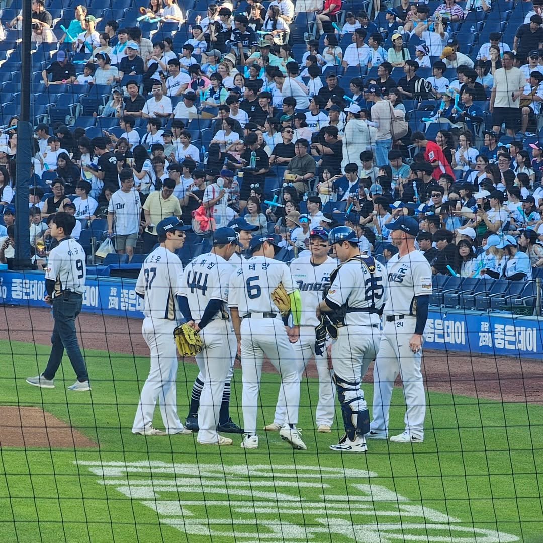Photo by ssunny1120 on June 28, 2025. May be an image of baseball, crowd, stadium and text.
