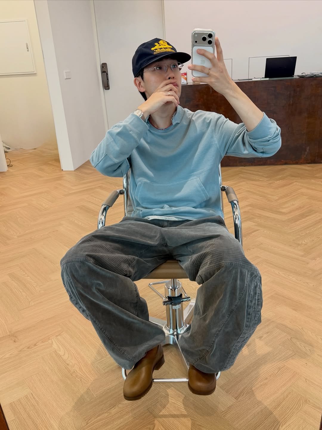 Photo by Euisun Sim 심의선 on November 05, 2025. May be a selfie of phone, hat, sweatpants and text.