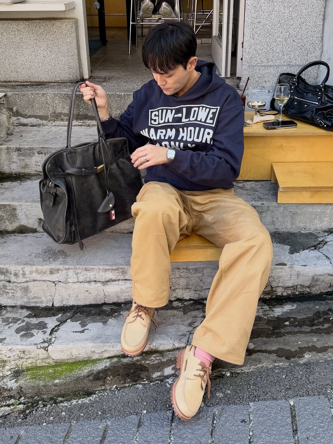 Photo by Euisun Sim 심의선 on October 16, 2025. May be an image of duffle coat, footwear, fleece, sweatpants, parka, street and text that says 'SUN-LOWE LOWE SUN-L MARM HOUR QU ARMHOUR ./'.