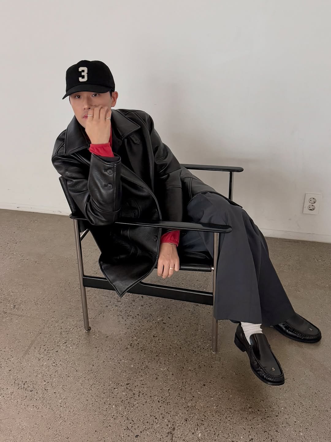 Photo shared by Euisun Sim 심의선 on November 03, 2025 tagging @thema.kr. May be an image of hat, wingtip shoes, duffle coat, overcoat, jacket and text.