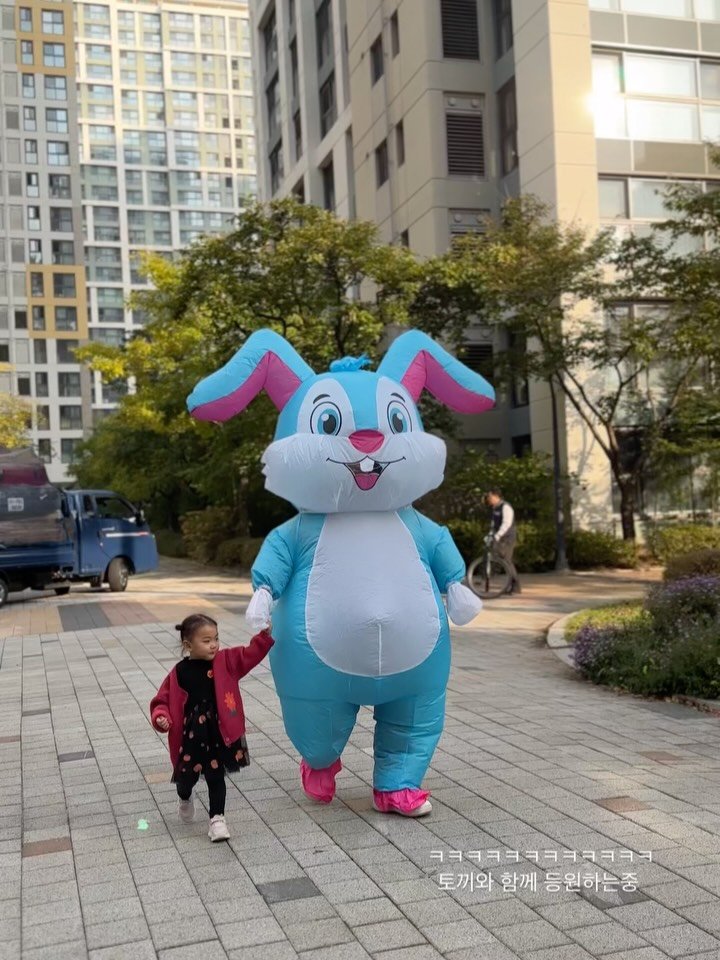 ssunyhome 게시물 이미지: 할로윈 부모참여수업에 
토끼로 변신한 여누아빠🐰
다른건 애들이 무서워 할 것 같다고...