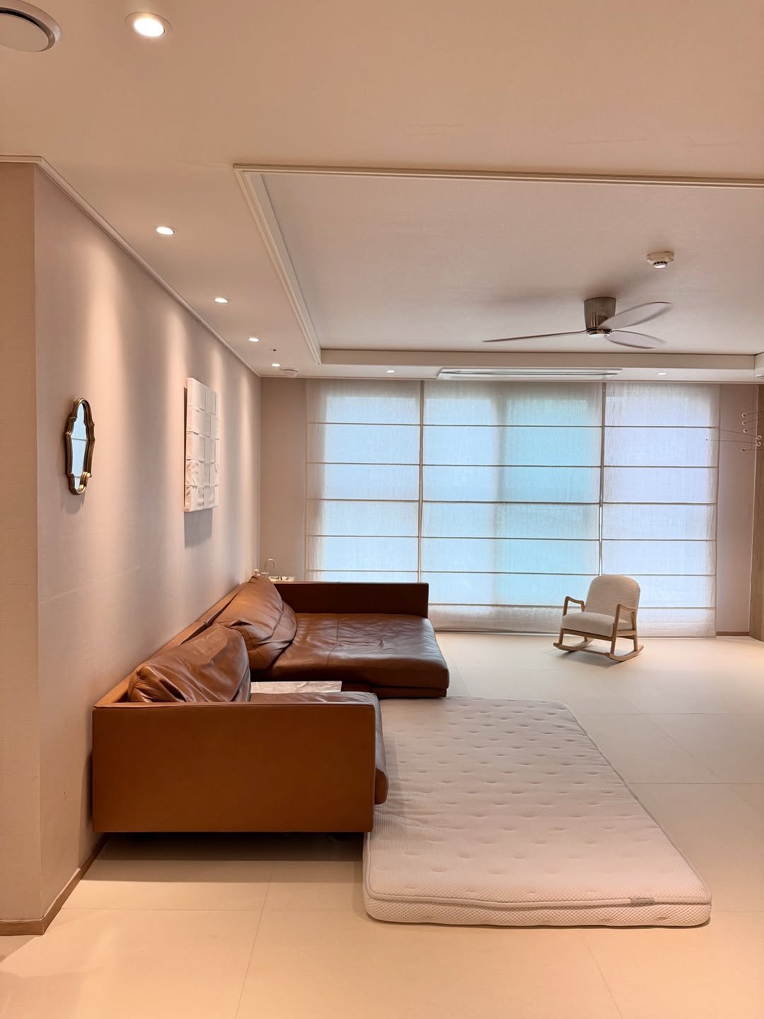 Photo by 써니홈 김유선 on September 22, 2025. May be an image of sink, lighting, sofa, chaise lounge, sliding door, indoors, bedroom and text.