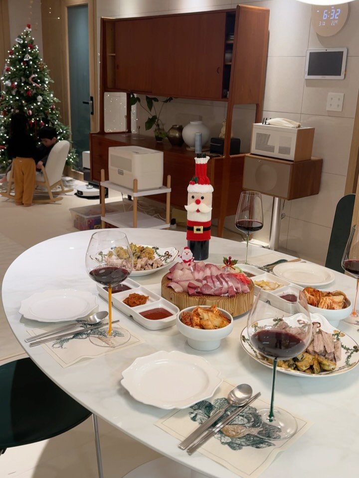 ssunyhome 게시물 이미지: 크리스마스 잘 보내셨나요 🎄
작년엔 무서워해서 산타 옷 꺼내지 못했는데
올해는...