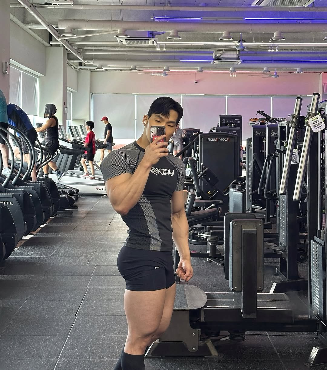Photo by 🌐심상민 on August 06, 2025. May be an image of 3 people, biceps, people bodybuilding and text.