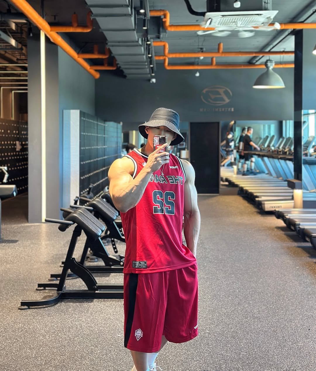 Photo shared by 🌐심상민 on July 28, 2025 tagging @project_rank. May be an image of 2 people, beard, biceps, people bodybuilding, hat, tanktop, sportswear, treadmill, sweatpants and text.