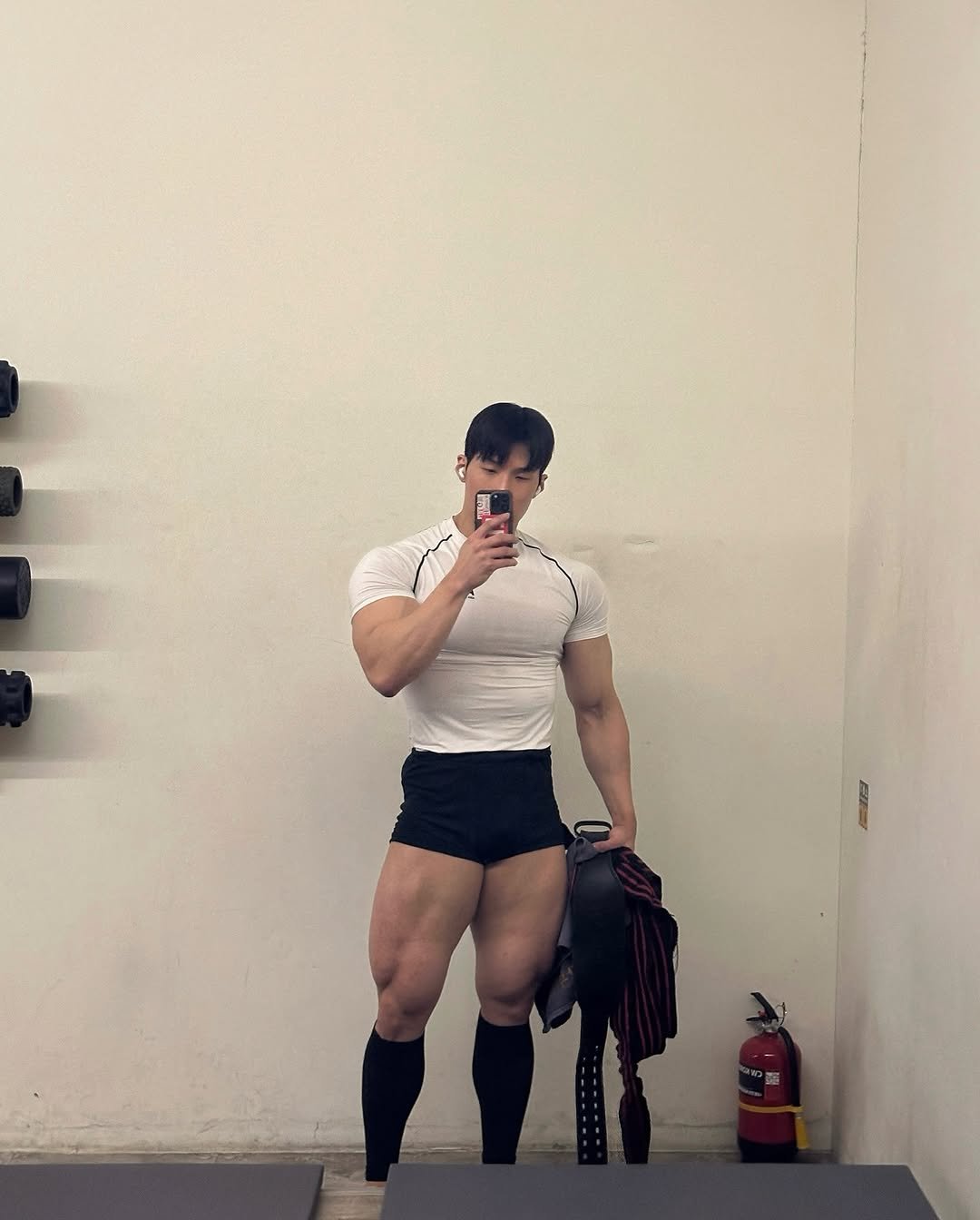 Photo by 🌐심상민 on March 21, 2026. May be an image of one or more people, biceps, people bodybuilding and text.