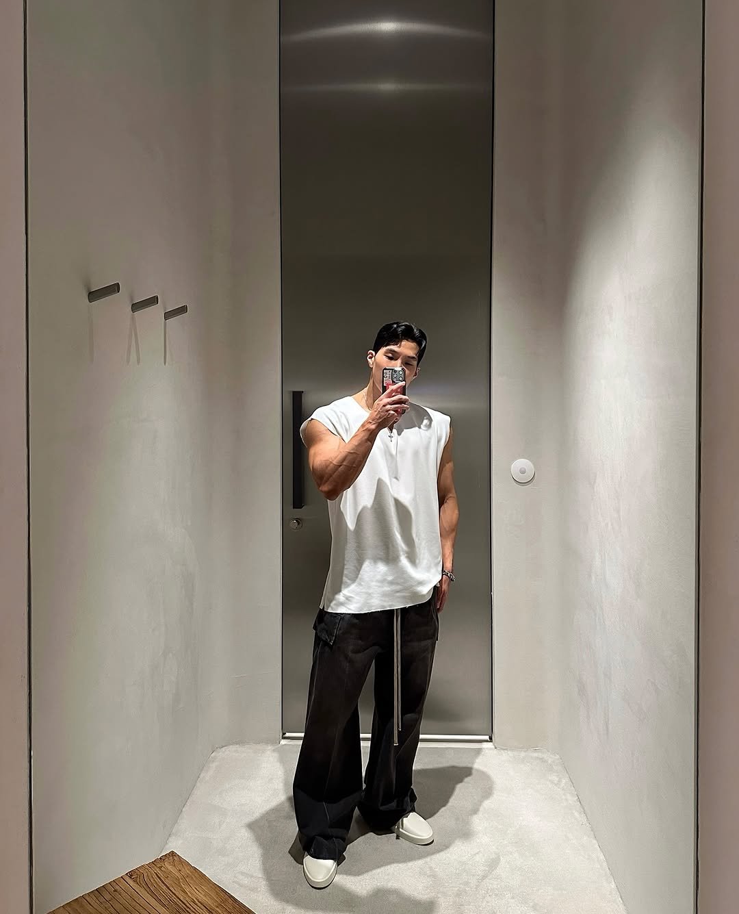Photo by 🌐심상민 on September 16, 2025. May be an image of 1 person, mirror, hallway and text.