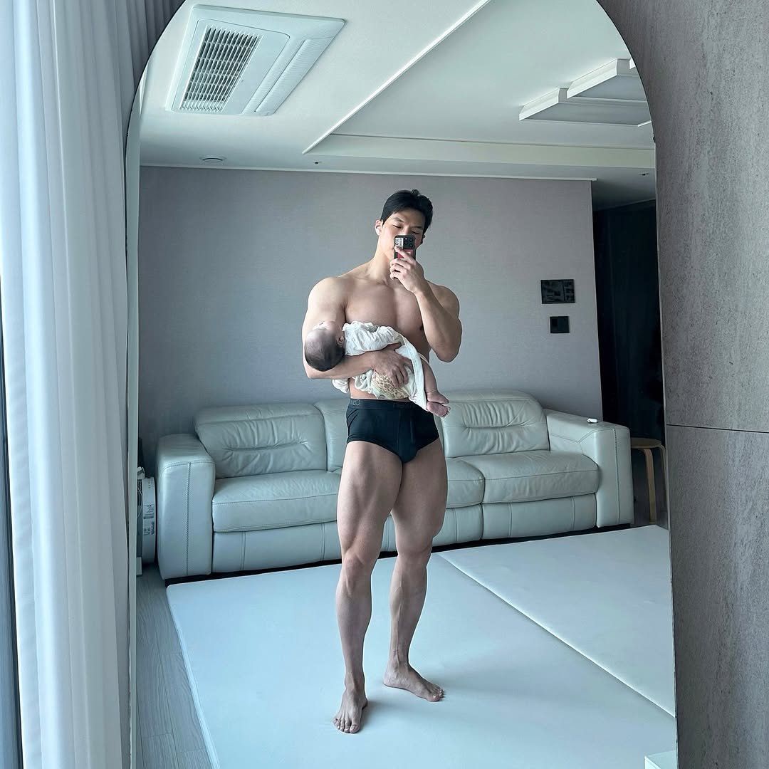 Photo by 🌐심상민 on April 06, 2026. May be an image of one or more people, biceps, people bodybuilding, mirror and text.
