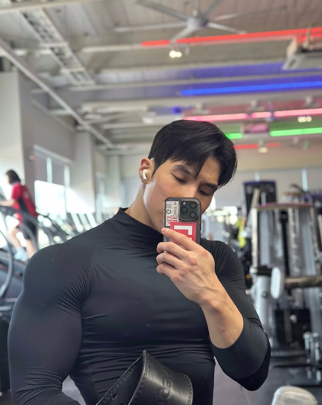 Photo by 🌐심상민 on March 25, 2026. May be a selfie of one or more people, biceps, people bodybuilding, dumbbell, turtleneck and text.
