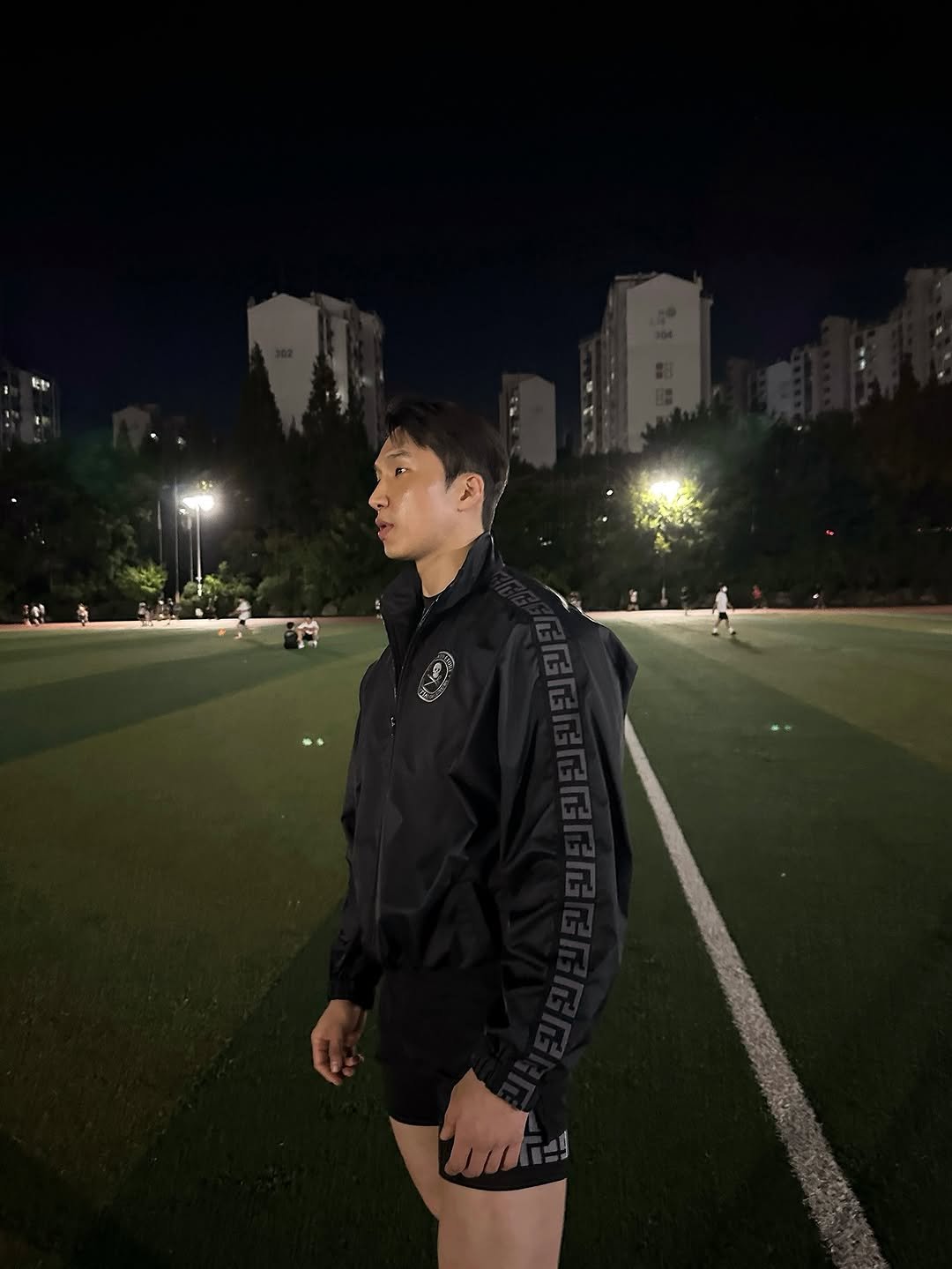 Photo by 🌐심상민 on September 25, 2025. May be an image of 2 people, people playing football, parka, sportswear, top, shorts, sweatpants, grass and text.