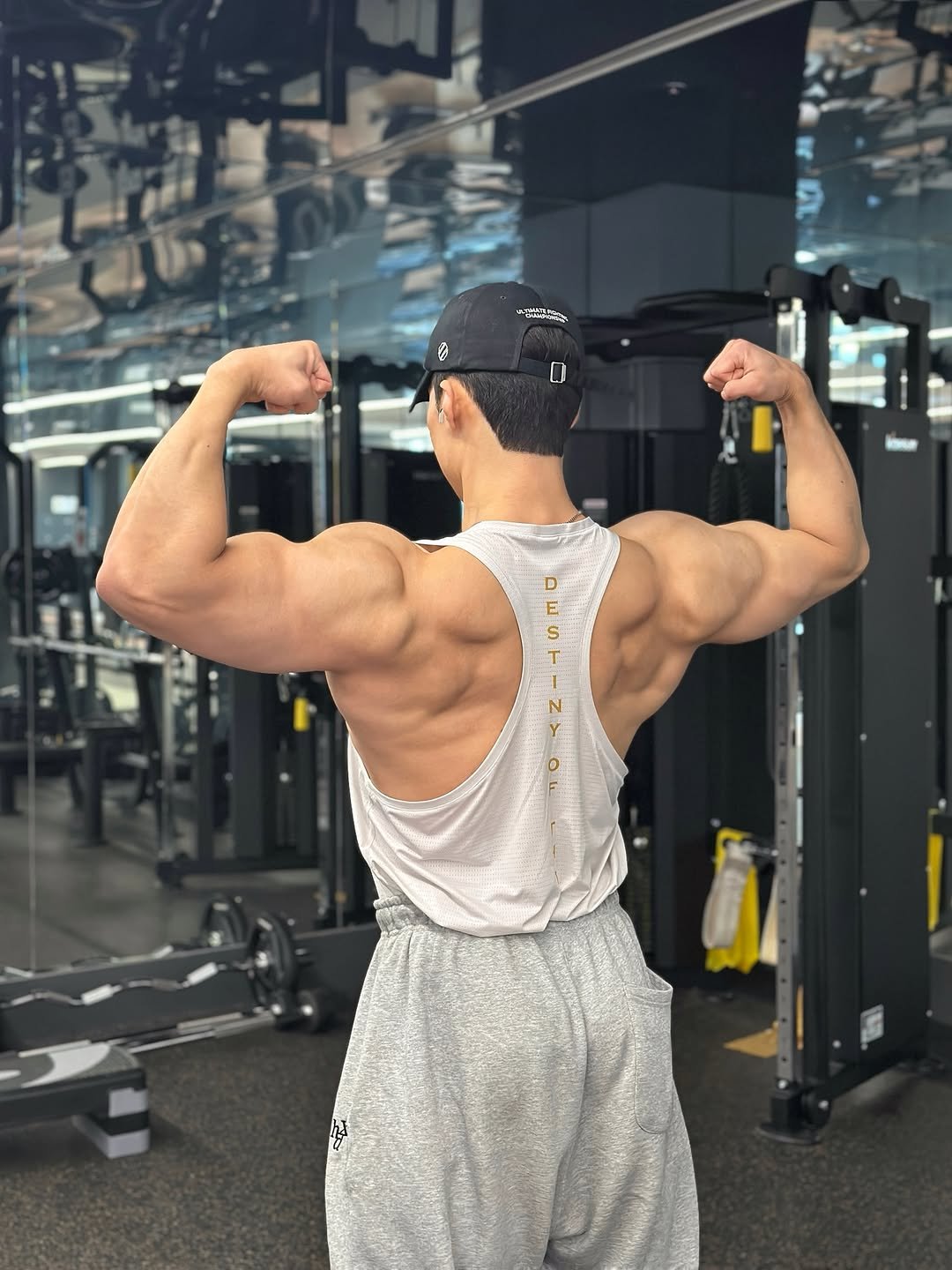 Photo by 🌐심상민 on April 22, 2026. May be an image of one or more people, biceps, people bodybuilding and text.