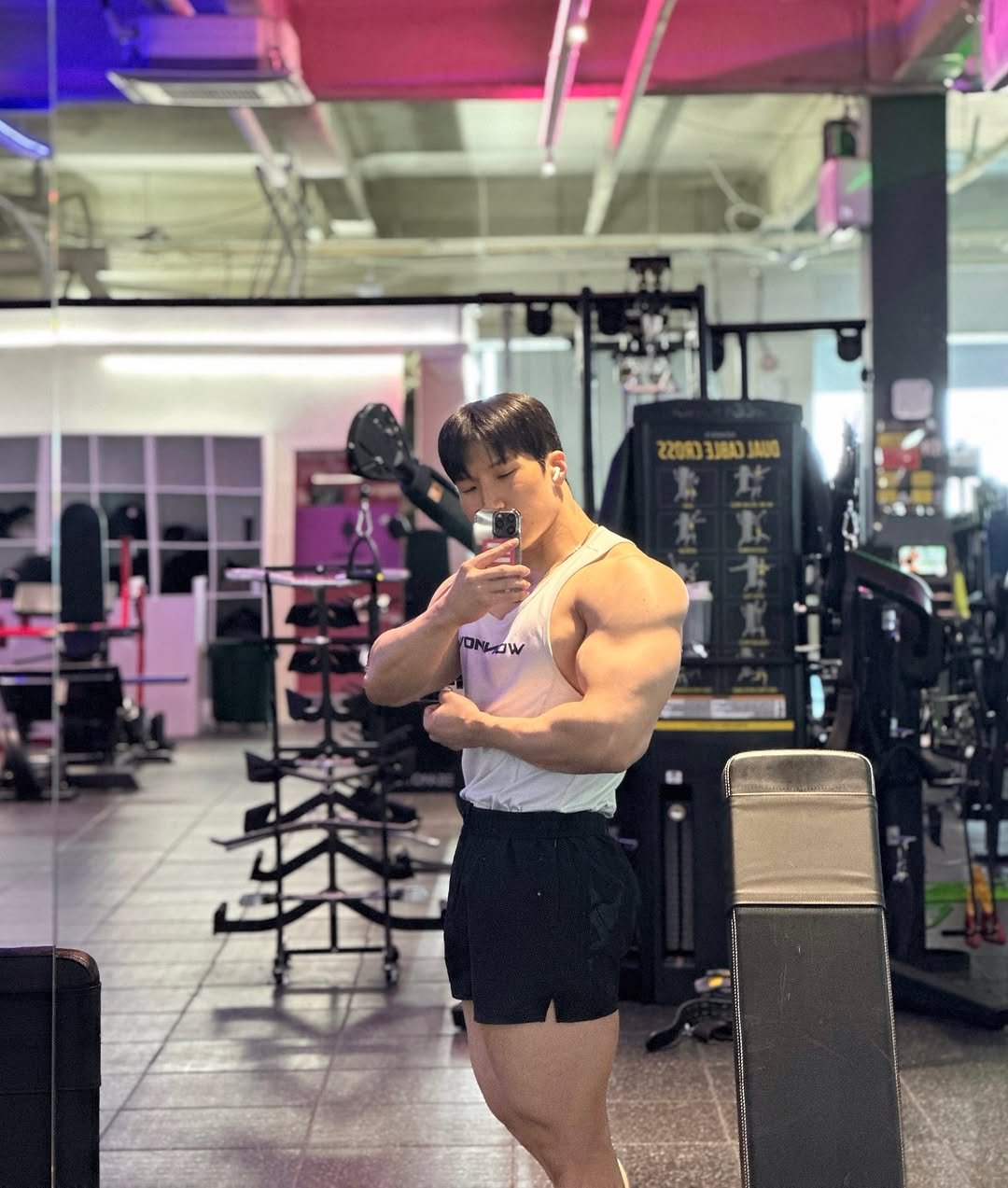 Photo by 🌐심상민 on March 19, 2026. May be an image of one or more people, biceps, people bodybuilding, dumbbell and text.