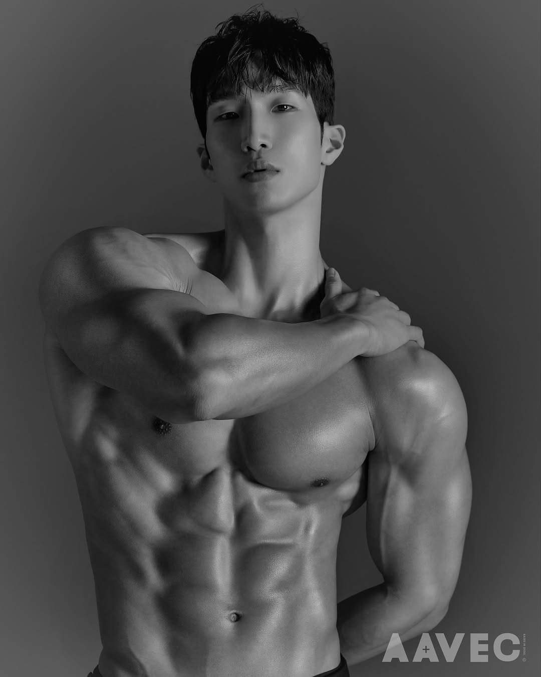 Photo by 🌐심상민 in Seoul, Korea. May be an image of one or more people, biceps, people bodybuilding and text.