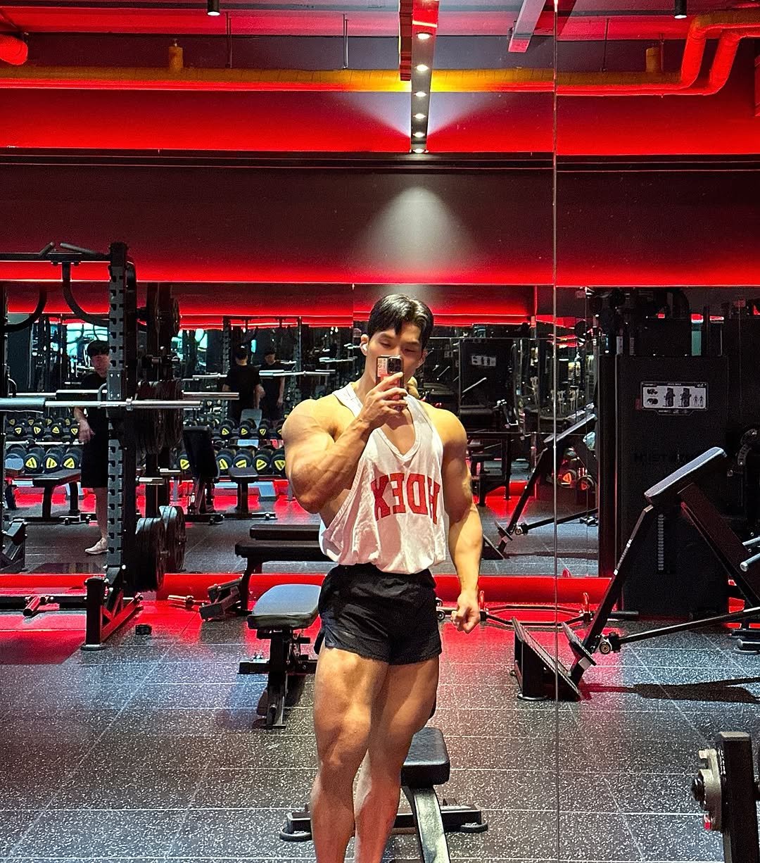 Photo shared by 🌐심상민 on October 06, 2025 tagging @ruleoneproteins_kr. May be an image of 3 people, biceps, people bodybuilding and text.