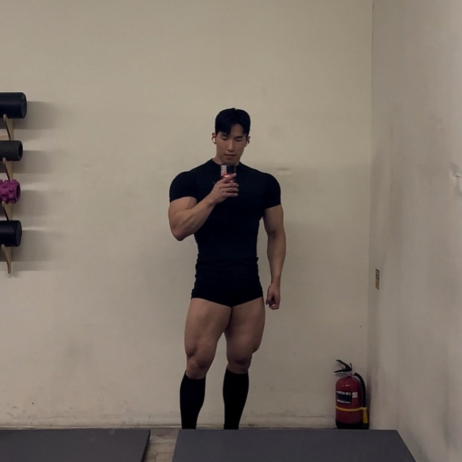 Photo by 🌐심상민 on April 17, 2026. May be an image of one or more people, biceps, people bodybuilding and text.