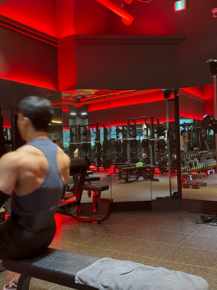 ssxngmxn 게시물 이미지: #chestdayworkout 
매일 새벽 땀흘리며 수련하는 이 공간이 나의...