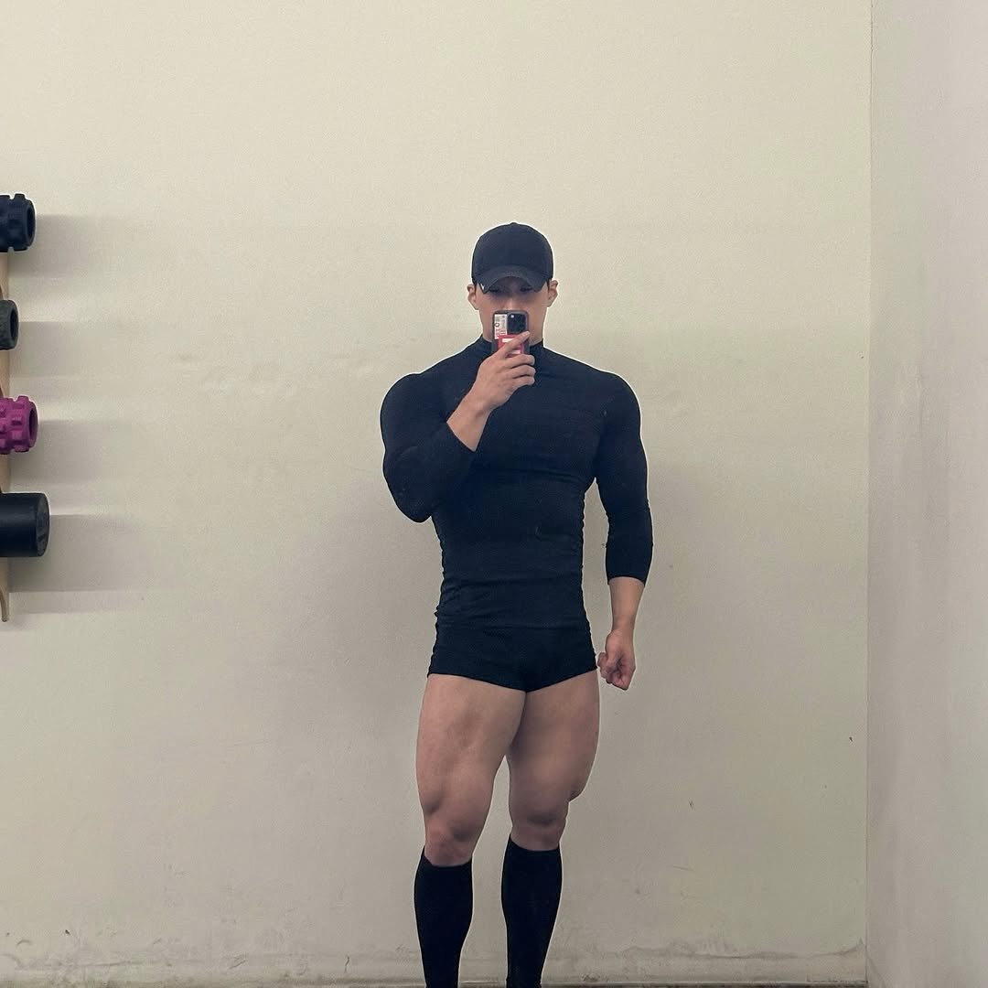 Photo by 🌐심상민 in 불당동. May be an image of body building, tights and text.